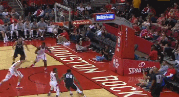 比赛最后2分35秒,周琦上场,他很快进入状态,马上抢下一个篮板.