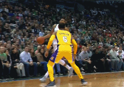 他也超越勒布朗-詹姆斯,成为nba历史上的最年轻三双先生,不过