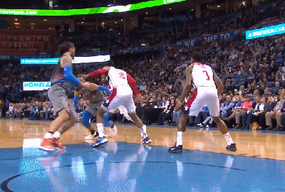 今日最佳扣篮 左边挡完右边挡,三分线挡完罚球线挡,在亚当斯的一路