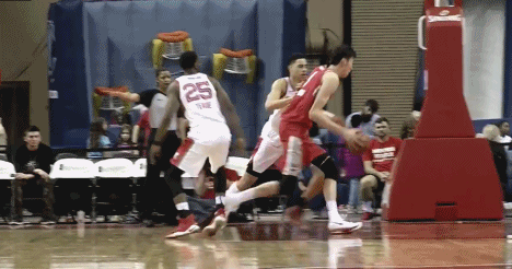 下半场比赛开始后,周琦延续着上半场的强势表现.