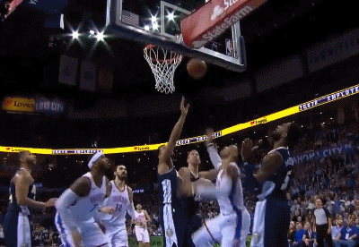 威少积极拼抢,击地妙传助攻亚当斯暴扣