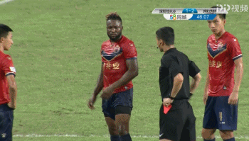 叶楚贵染红后十分愤怒,情绪十分激动.