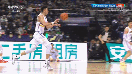 gif-空接 劈扣!张镇麟1分钟2暴扣 现场燃起了_唯彩看球