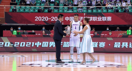 季后赛前高诗岩领取进步奖 山东高层颁奖_唯彩看球
