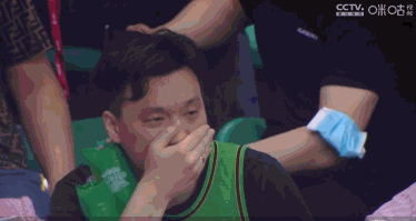 gif-心碎!现场辽篮球迷哭了!怎么又是输给广东