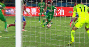 巴顿被放倒瞬间。