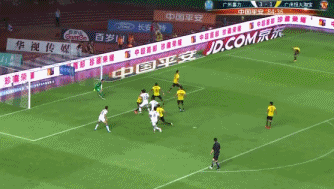 扎哈维轻松头槌再进一球