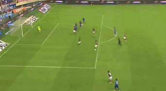 莫雷诺抢点头球攻门