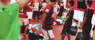 恒大众将更衣室疯狂庆祝胜利！