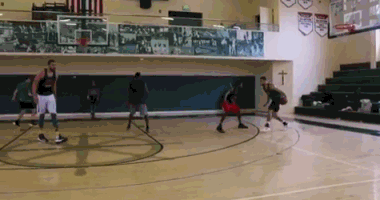 动图:麦基堂哥被晃倒