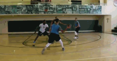 动图:麦基也被晃倒