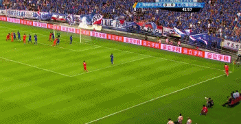 李帅奋力扑出宋龙的射门