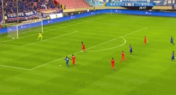 王大雷扑出曹赟定的射门