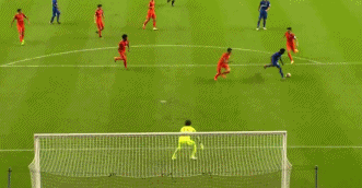 王寿挺射门打在横梁上