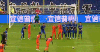 西塞任意球打到了横梁上