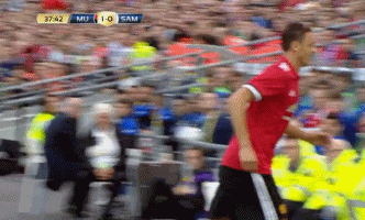 马蒂奇安抚被球砸中的女球迷