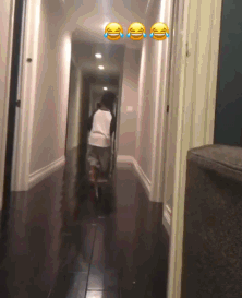 动图:尼克-杨吓唬儿子