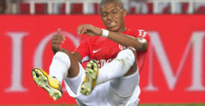 姆巴佩未能坚持住比赛,退下火线。