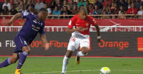 姆巴佩被放倒瞬间