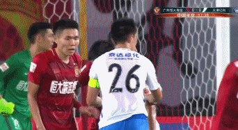 杨立瑜头球偏出