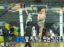 动图:库里背打3米6中锋被连环帽