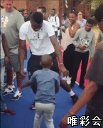 动图:火箭内线卡佩拉尬舞