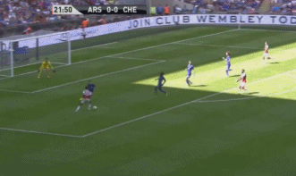 拉卡泽特射门击中门柱！