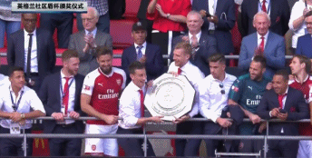 科斯切尔尼和默特萨克举起社区盾奖盘