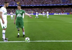 动图:福尔曼(小腿截肢)为比赛开球