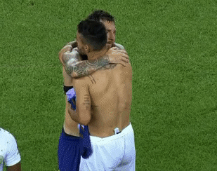 动图:梅西和阿兰·鲁斯谢尔拥抱并交换球衣