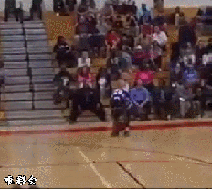 动图:球员上演尴尬扣篮