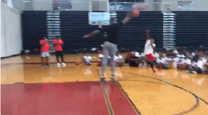 动图:小朋友不惧考神上篮成功