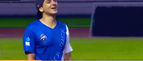 动图:球迷没找到小罗非常失落