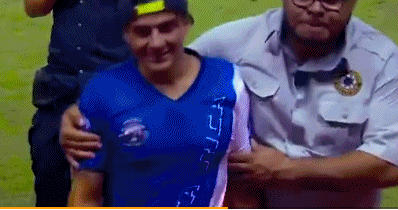 动图:小罗主动回来