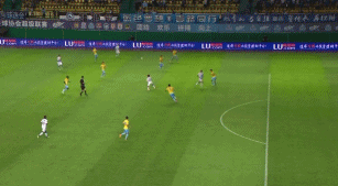 扎哈维射门偏出