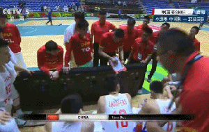 被打12-4!杜锋暂停怒敲战术板