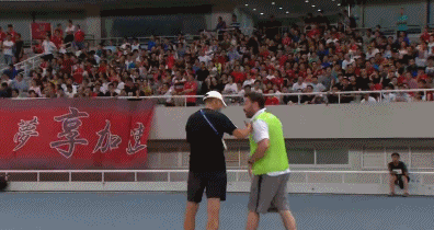 上港与权健抢毛巾