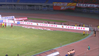 高拉特高高跃起头槌破网