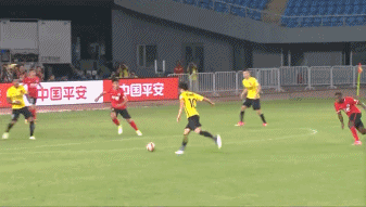 石笑天单掌将球托出横梁