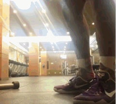 动图:慈善平进行晨练