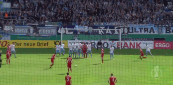 莱万任意球破门