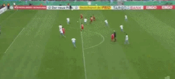 莱万门前推射破门