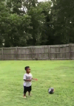 动图:小朋友连中投篮