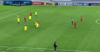 动图:武磊正面单刀