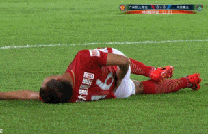 黄博文拼抢受伤