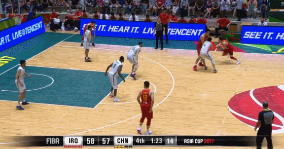 动图:郭艾伦潇洒转身上篮