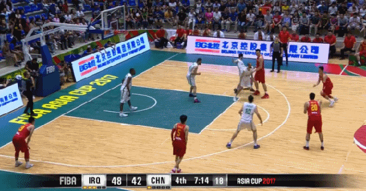 动图:韩德君篮下单手劈扣