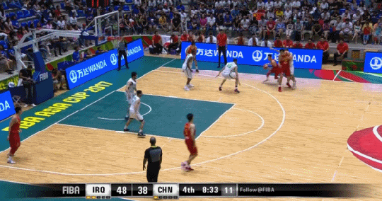 动图:郭艾伦后撤步跳投