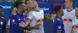 动图:卡卡与前队友开玩笑