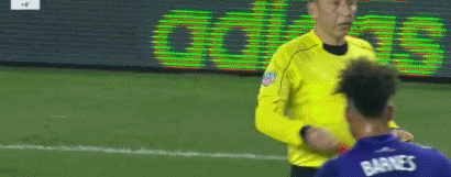 动图:卡卡被红牌罚下场